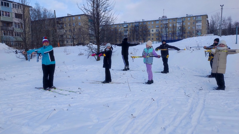 На уроках физической культуры - лыжная подготовка.