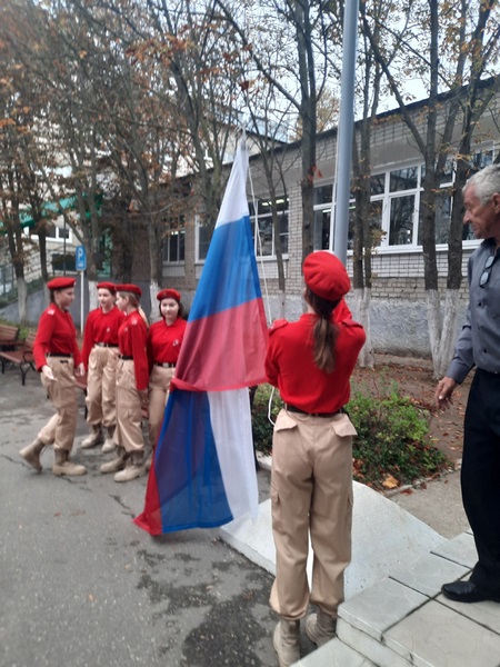 Утро 2 октября началось с поднятия Государственного флага Российской Федерации и исполнения гимна.