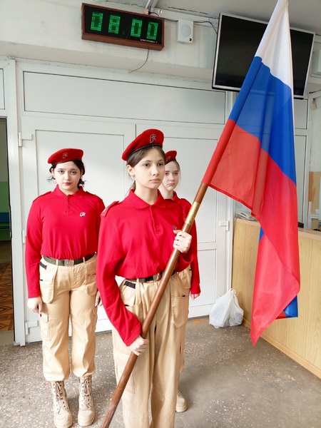 Внесение Государственного флага Российской Федерации и исполнения гимна.