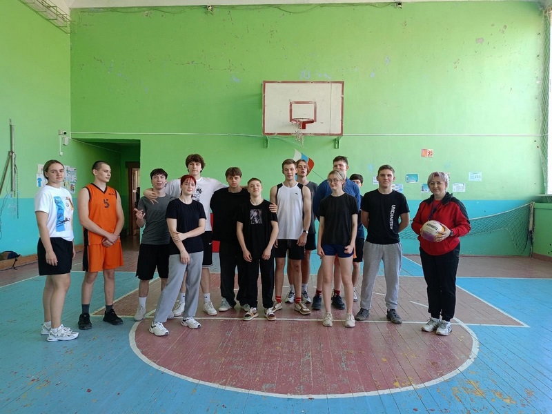 Товарищеская встреча по волейболу между командами выпускников 9-х и 11 классов.