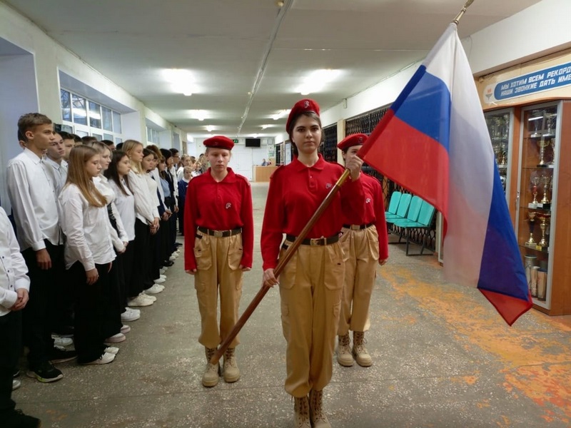 Внесение Государственного флага Российской Федерации.
