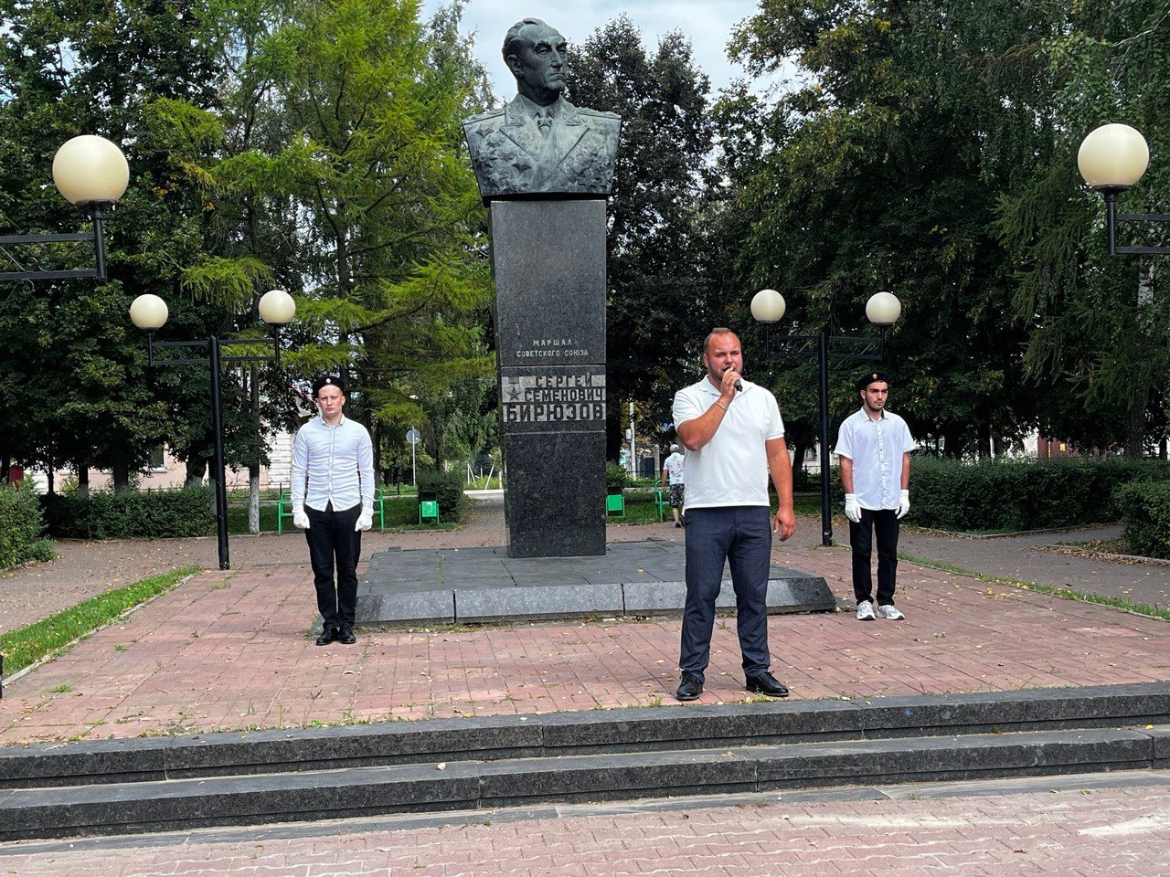 Митинг, посвященный нашему героическому земляку С.С.Бирюзову.