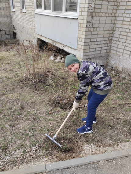 Дружно и задорно делаем наш двор чище и красивее.