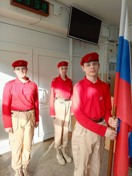 Внос Государственного флага Российской Федерации и исполнения гимна.