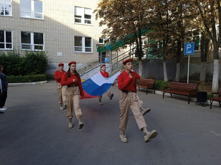 Поднятие Государственного флага Российской Федерации и исполнения гимна.