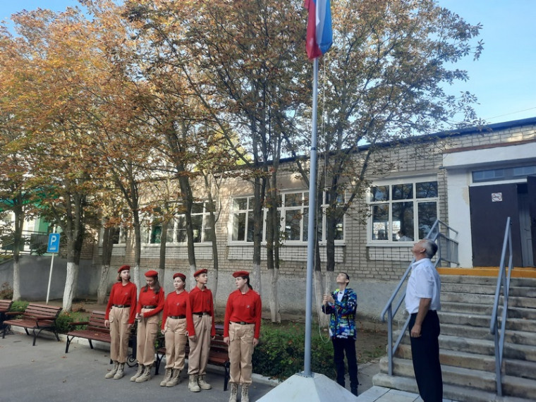Поднятие Государственного флага Российской Федерации и исполнения гимна.