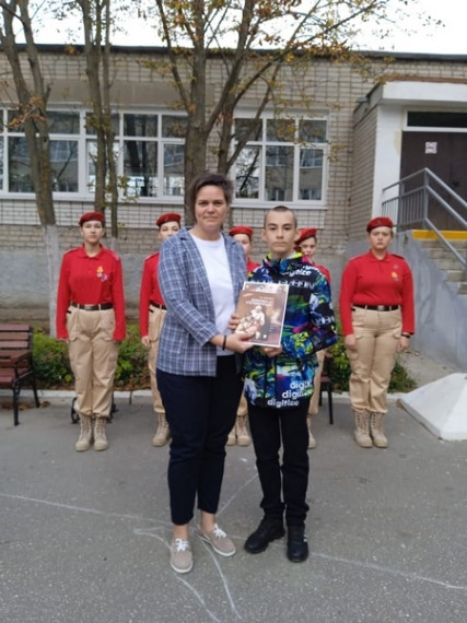 Утро 25 сентября в школе началось с поднятия Государственного флага Российской Федерации и исполнения гимна.
