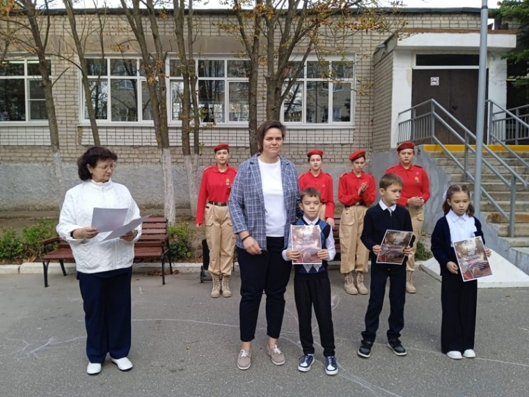 Утро 25 сентября в школе началось с поднятия Государственного флага Российской Федерации и исполнения гимна.