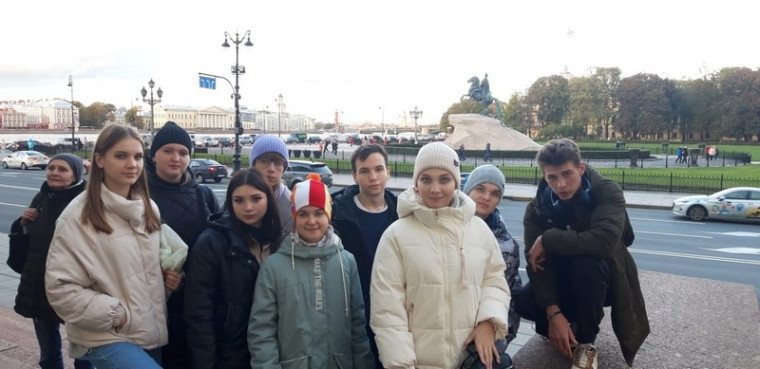 Наши творческие одиннадцатиклассники  на экскурсии в городе Санкт-Петербурге.
