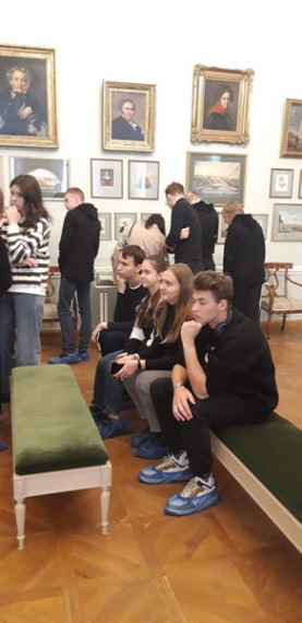 Наши творческие одиннадцатиклассники  на экскурсии в городе Санкт-Петербурге.