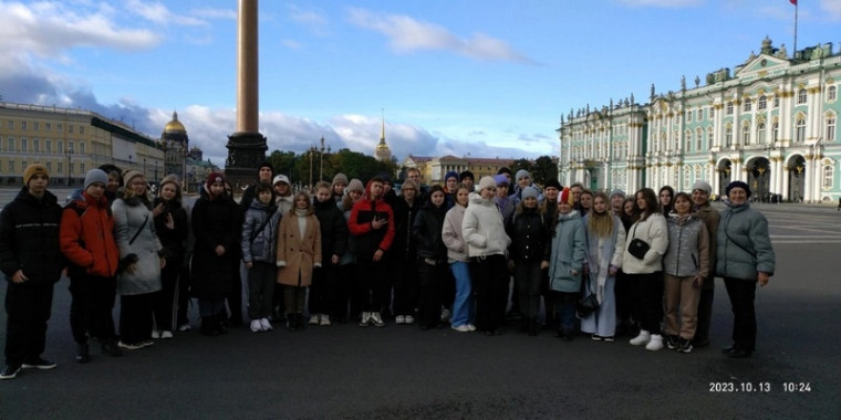 Наши творческие одиннадцатиклассники  на экскурсии в городе Санкт-Петербурге. День второй.