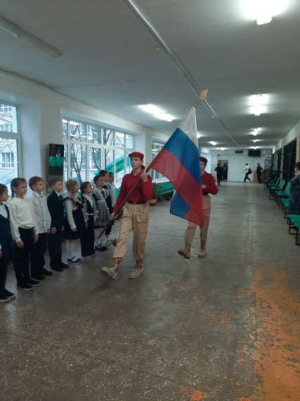 Внесение Государственного флага Российской Федерации и исполнения гимна.