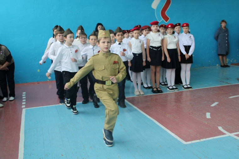 Смотр строя и песни среди учеников 3-4 классов, посвященный освобождению города Скопина от немецко-фашистских захватчиков.