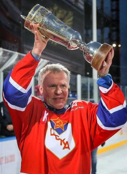 Замечательный подарок - хоккейные ворота - от Вячеслава Александровича Фетисова, легендарного советского и российского хоккеиста, тренера.